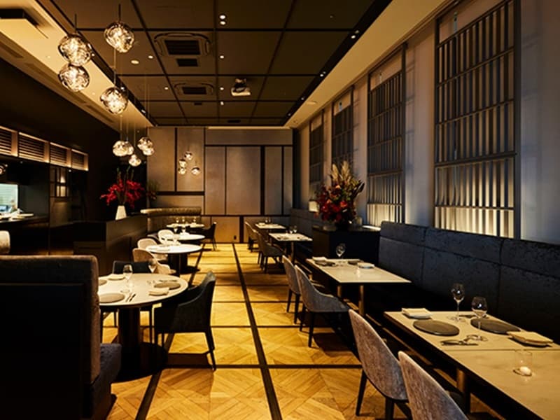 MAIN DINING
最大150名様収容可能な広々空間