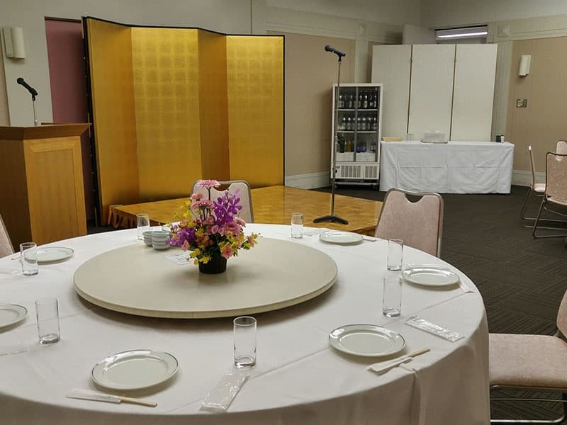 【２階　羽衣東・西】面積72㎡・天井高4ｍ
立食20名／着席15名　羽衣の会場を2スパンで分けることが可能で、ご両家のお顔合わせに人気な会場です。
