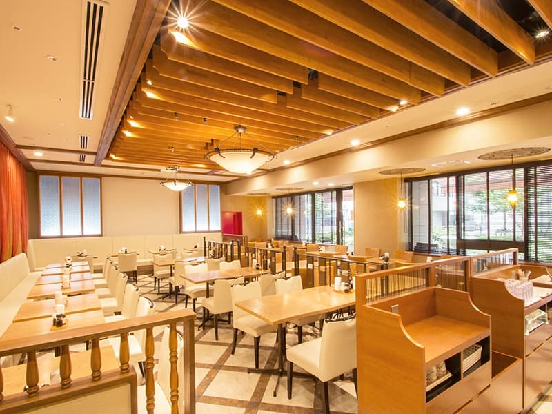 御堂筋「中津駅」より徒歩２分、ホテル中にあるお洒落なレストラン。最大１２０名様ＯＫの広々空間。
テーブルレイアウトも変更可能。ホテルならではの丁寧なサービスや季節の旬食材にこだわったパーティーメニューにも定評をいただいております。