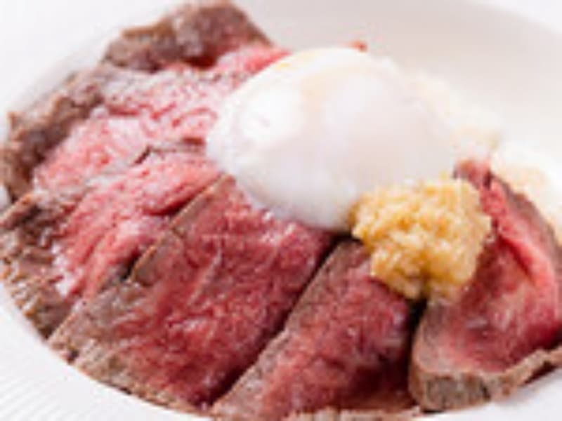 シェフ自慢のローストビーフ丼は、あふれる肉汁まで味わえる