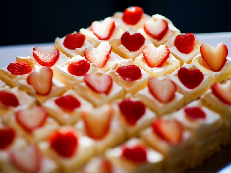 可愛らしいウェディングケーキやスイーツも大好評。さまざまなリクエストも可能です