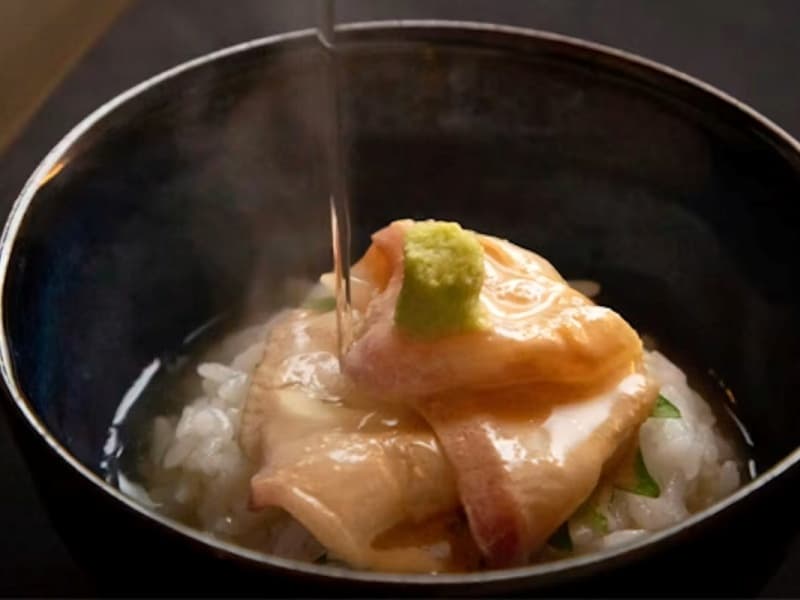 旬の食材を使用し、素材を生かした一品。湯気立ち上る温かな一鉢が、季節の恵みをまるごとお届けします。