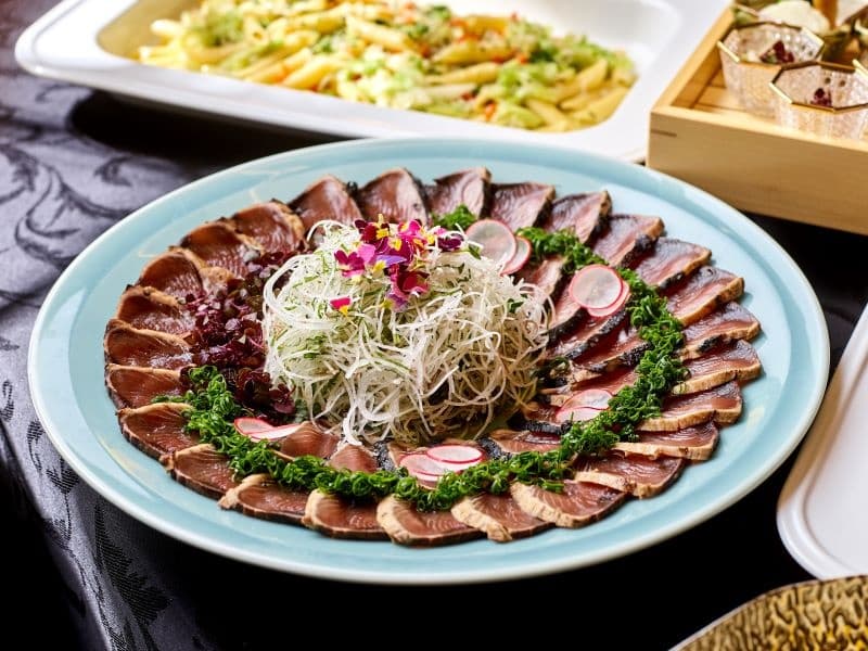 ブッフェ料理イメージ
周年パーティや懇親会、歓送迎会、忘新年会などのお集まりにもおすすめのブッフェ形式のお食事。
東郷記念館らしい【和のデザートビュッフェ】や日本人ならではの上質で気品あるおもてなしが叶う【お寿司】が大人気！