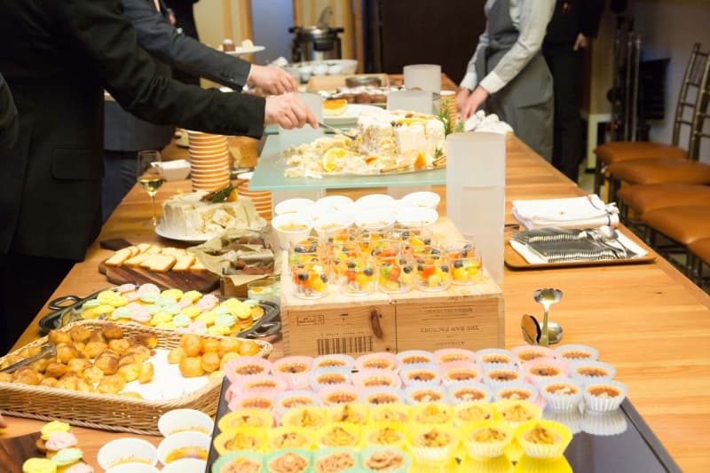 口コミでご満足の声がある一つが【お料理】
結婚式でお料理を提供しているシェフがビュッフェ料理も作ります！