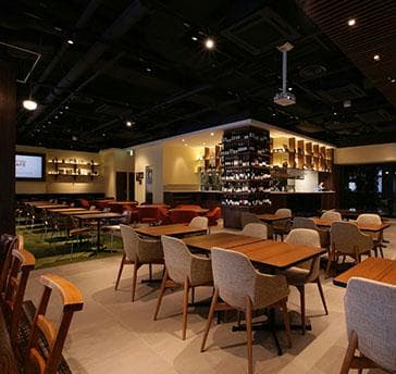 色々な形の椅子・テーブルが配置され、デコレーションやレイアウトも自由自在