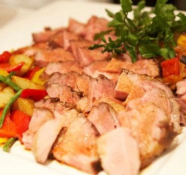イタリアン、スパニッシュ、フレンチベースの旬の野菜をふんだんに取り入れたオリジナル料理にはゲストも大満足！
