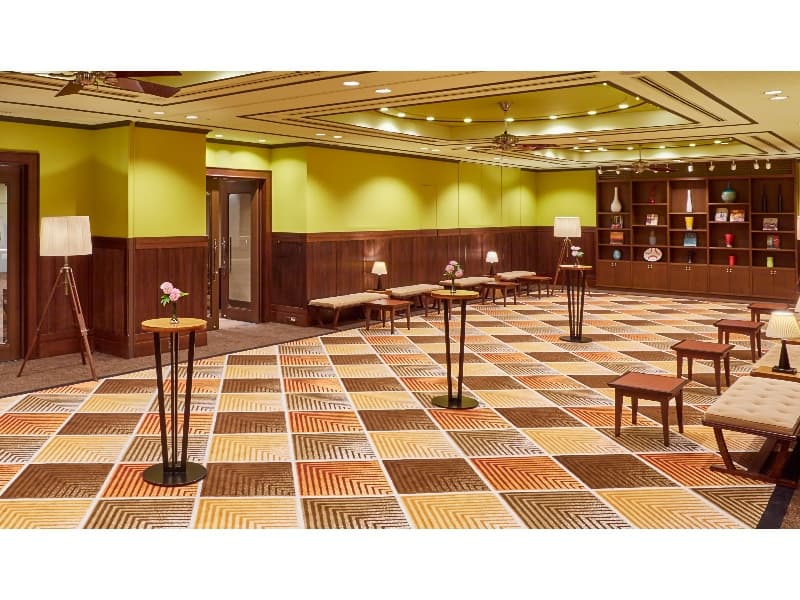 オリエンタルホテル 東京ベイでは、大宴会場「オリエンタル」や各種中小宴会議場をご用意しております。
高級感のあるリビングのようなホワイエでは、ご宴席の前にご歓談をお楽しみいただけます。