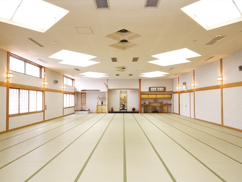 【大和の間】舞台込み150帖の大広間。畳／フローリングも対応可能です。