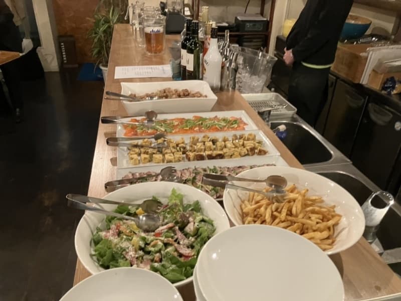 料理を並べたビュッフェスタイル