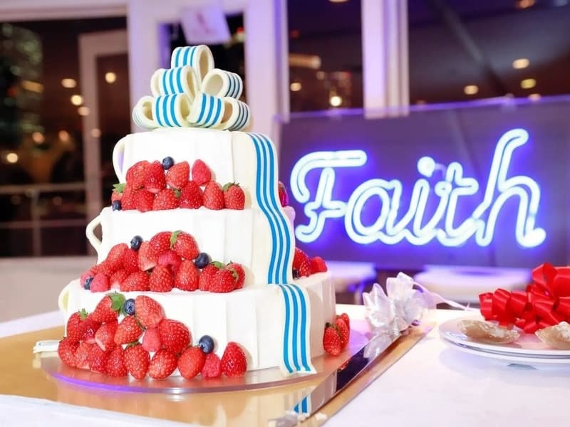 【クルーズオプション】
結婚式や二次会のクルージングに大変お勧めなのがウエディングケーキのオプションです。