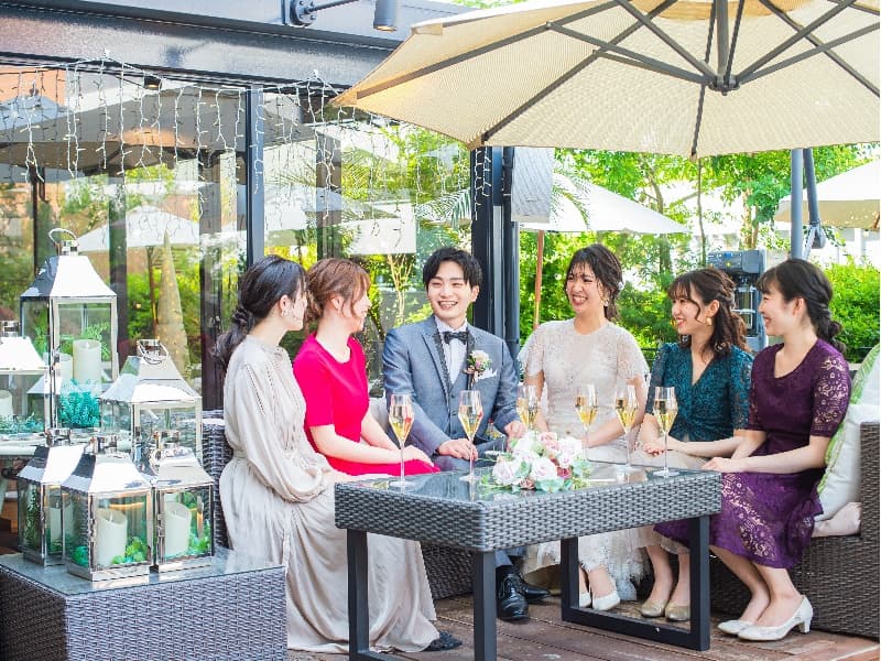 テラスのソファー席で楽しい時間を