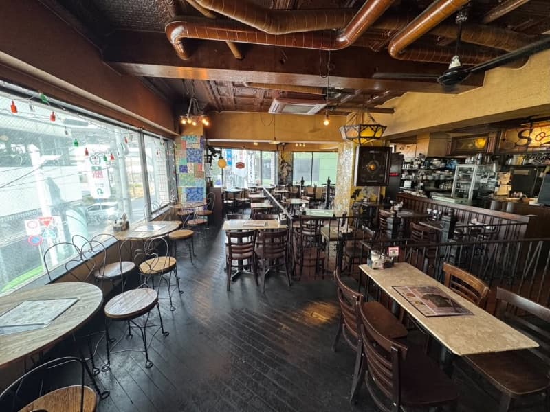 窓から光が差し込む明るい店内。開放的な雰囲気でくつろげる空間です。