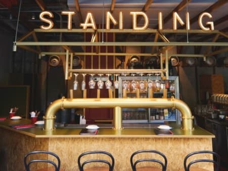 スタイリッシュなスタンディングバー。