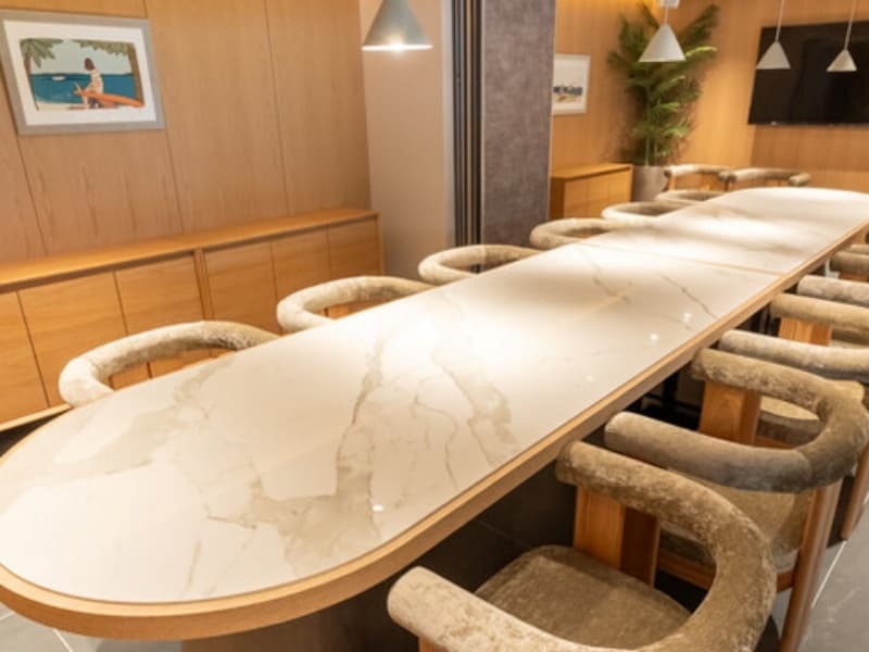 大理石調の大型テーブル席。ゆったりとした椅子が並ぶ上質なラグジュアリー空間で、まるでホテルに居るかのようにリラックスしてお食事いただけます。
完全個室席となりますので、結婚式二次会の際には控室としてもご利用いただけます。