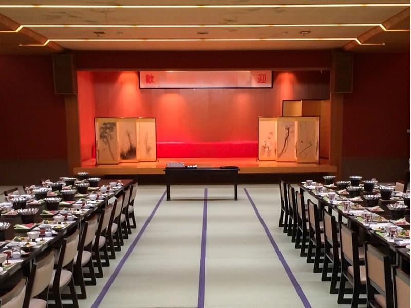 【宴会場】[友禅] 168畳　
大人数から少人数まで、幅広く対応可能す。レイアウトもご相談ください。