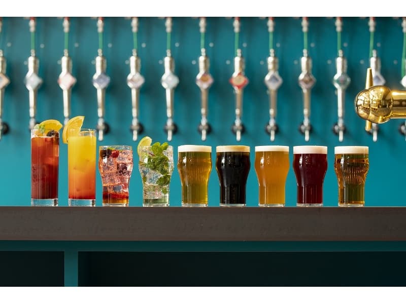【ドリンクイメージ】
海外クラフトビールをはじめ、国内外のビールを豊富に取り揃え、定番のカクテルからハイボールやワインなど、その日の気分やお料理にあわせて楽しみいただけます。