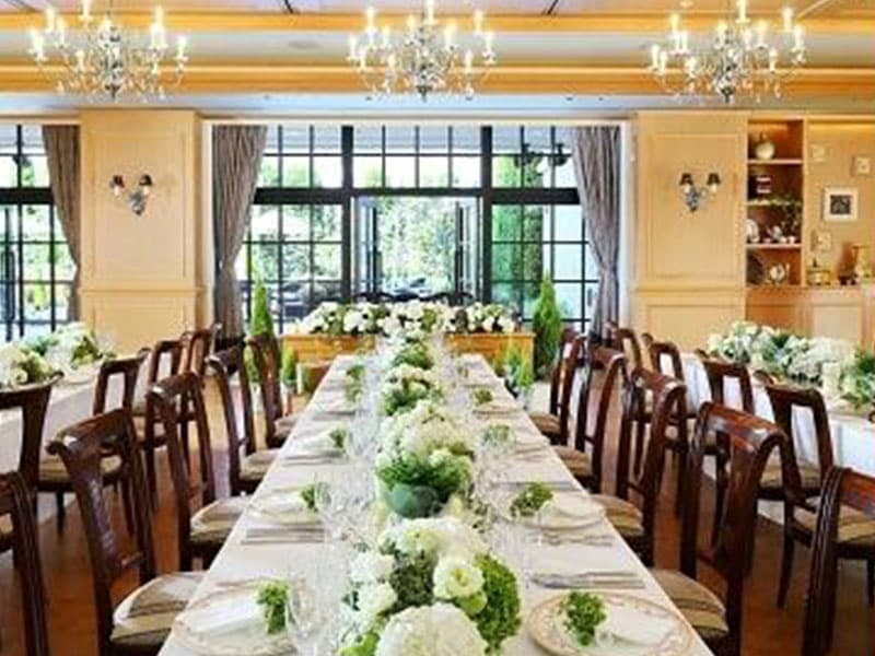 【3F レセプションホール　コッツウォルズ-Cotswolds-】
面積：159平米
収容人数：立食80名　正餐68名　スクール81名　シアター120名
英国領主の邸宅をモチーフにした会場。シャンデリア・調度品など豪華な雰囲気はパーティーに最適です。