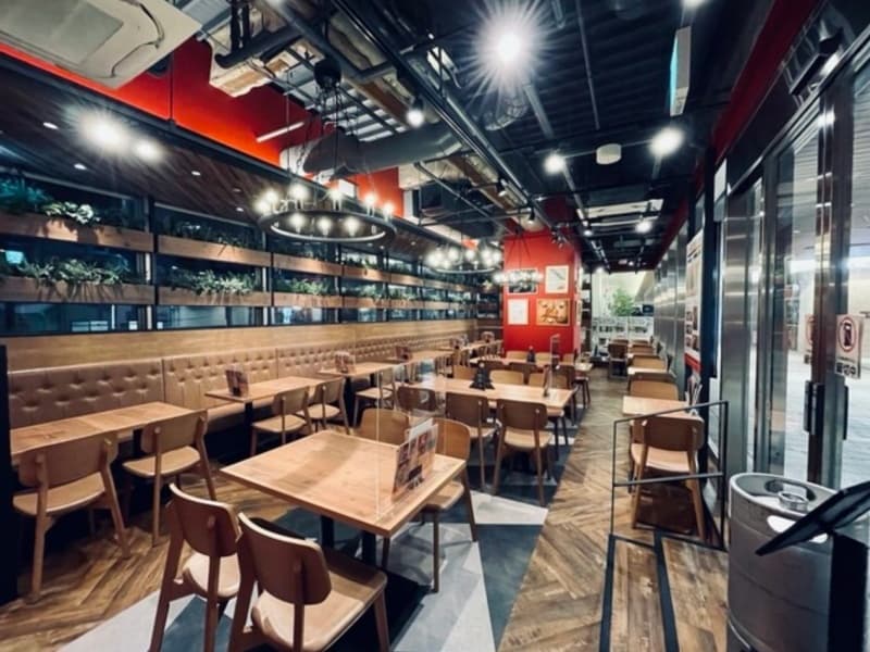 【駅直結！】着席最大69名、立食最大80名まで貸切可能なため、大人数での宴会やパーティーに最適です。3時間以上の飲み放題や食べ放題コースも充実しており、店内にはおしゃれで落ち着いた空間が広がります。広々としたテーブル席やソファー席を備え、ゆったりとお過ごしいただけます。