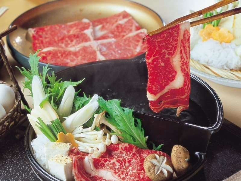 薄切り牛肉と季節野菜を用意した鍋料理