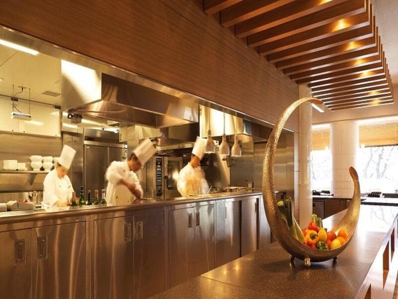 【開放感あふれる明るい店内】
オープンキッチンや開放感あふれる明るい店内が魅力の貸切制レストラン。