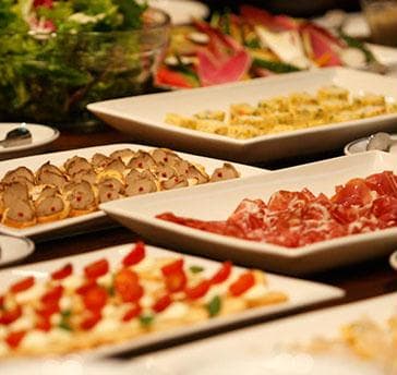 みんなでワイワイできる、好きな料理を好きなだけ取れるビュッフェスタイルが人気♪