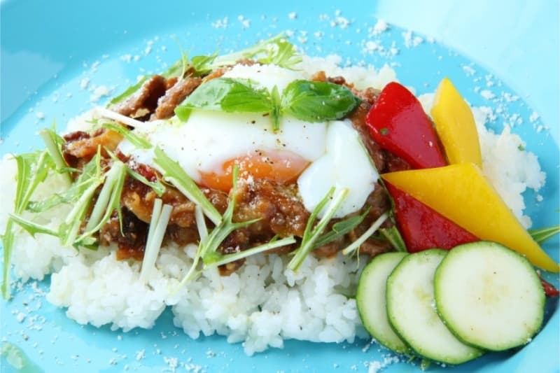 彩り野菜を添えたイタリアン牛丼