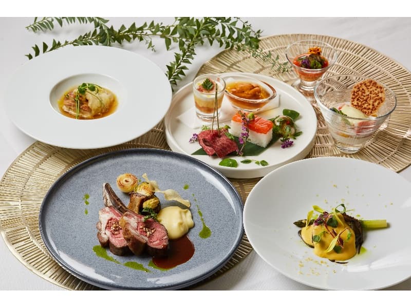 料理（コース）
大切なひとときを彩るのは、旬の食材を活かしたこだわりの料理。
見た目の美しさにもこだわった一皿一皿を、経験豊かなシェフが心を込めて仕上げます。
ゲストの皆様の記憶に残る、味わい豊かなひとときをお楽しみいただけます。