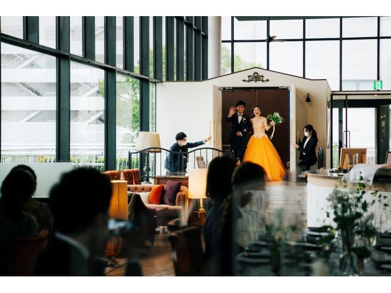 会場が祝福の拍手で包まれます。