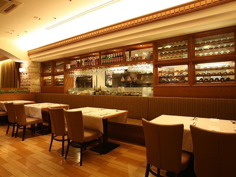 １Ｆ「Restaurant Garden」：店内 夜になると、お昼とは違ったシックな雰囲気の店内。お客様の用途に合わせて、レイアウトを変更できます。