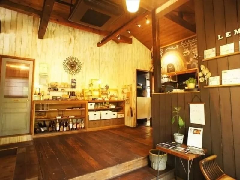 お洒落で歴史を感じる店内
47席(屋内27席 / ウッドデッキ20席)
着席時 ：30人　立食時 ：40人
