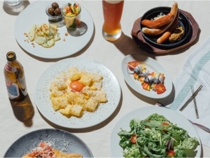 みんなでシェアして楽しむドイツ料理は、宴会にぴったり。テーブルに並ぶ料理の数々が会話を弾ませ、自然と笑顔があふれるひとときを演出します。