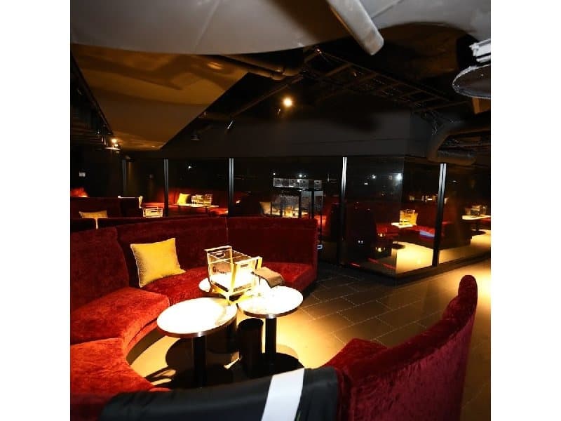 2階VIP席は、ゆったりお話を楽しみながらイベントに参加可能。