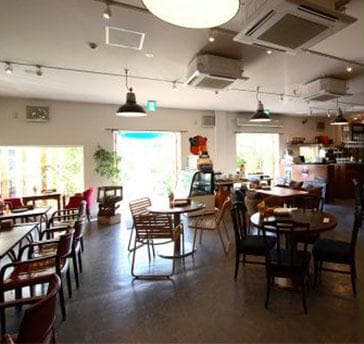 店内１００席、テラス６０席と広々としたゲスト席はもちろん、別室をクロークや控え室に利用できる




