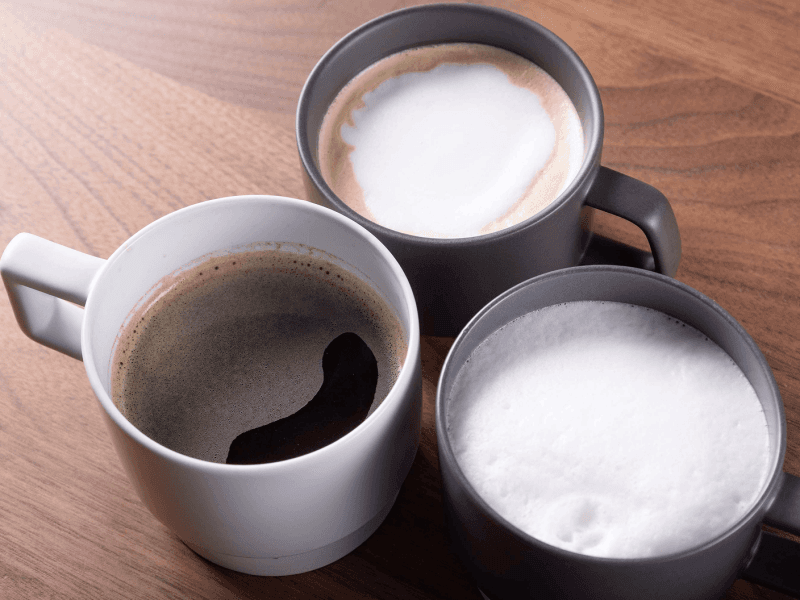 ゆったりとした時間が流れる店内で、専用にブレンドされた豆を１杯ずつミル挽きするコーヒー