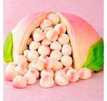 「桃まんじゅう」は中から小さな桃まんじゅうがコロコロと！子宝に恵まれますようにという意味もあるんです。