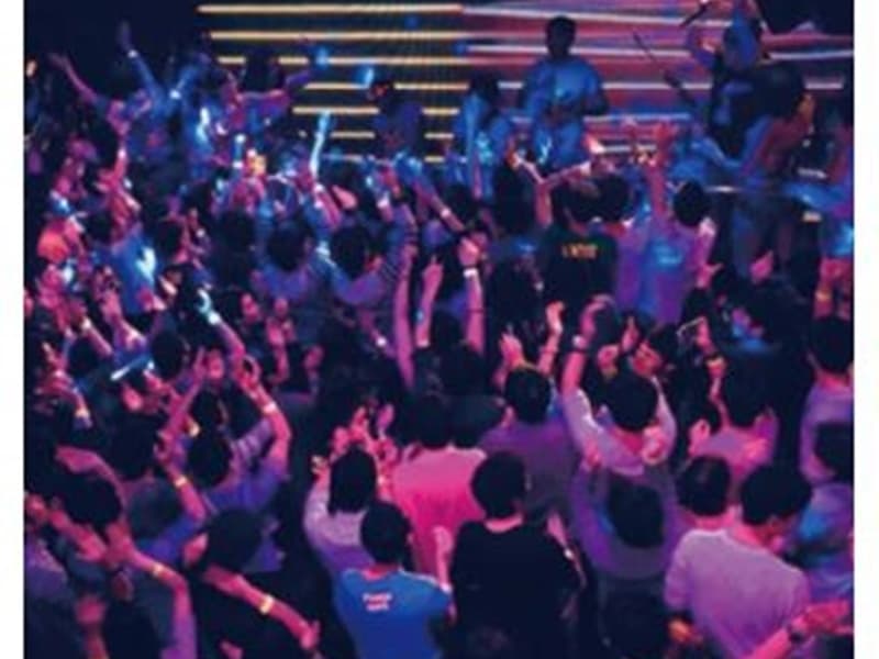 通常営業時はレディースしか上がれないお立ち台ステージも、パーティーご利用のお客様は男女問わずご利用可能♪
男性の方々！！いつもと違った視界をお楽しみください！