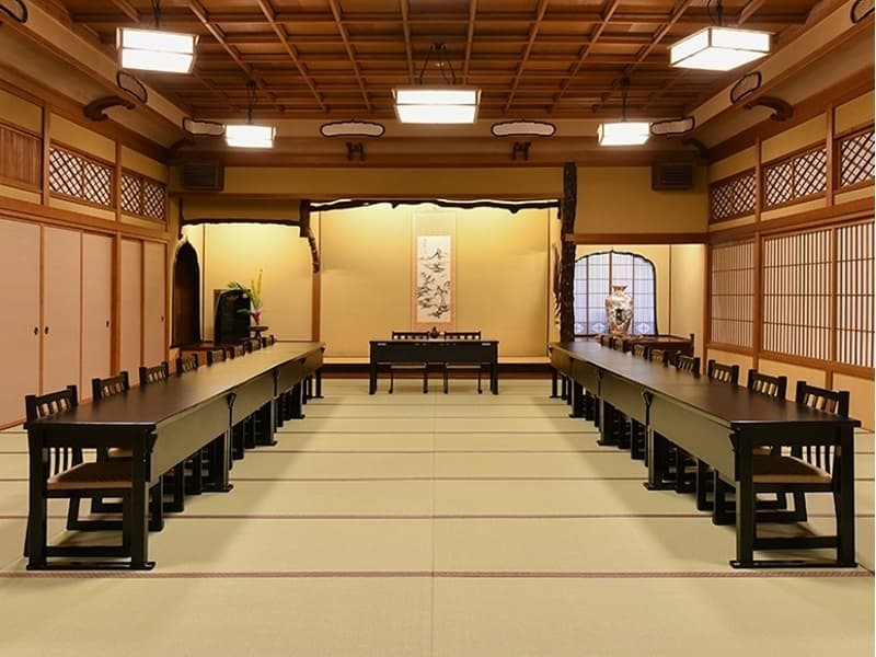 【宴会場】 [水仙] 10.5畳
大人数から少人数まで、幅広く対応可能す。レイアウトもご相談ください。