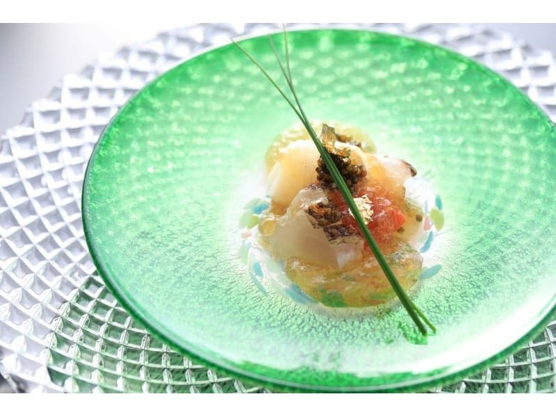 コース料理イメージ
全国の窯元や有名作家が手掛けた1品もの器で、美食をより際立たせる本物と本質にこだわったおもてなしをお届け。
1万坪の日本庭園を臨めるプライベート空間で、コース料理をお召し上がりながら心通うひとときをお過ごしください。
オリジナル料理も相談可能