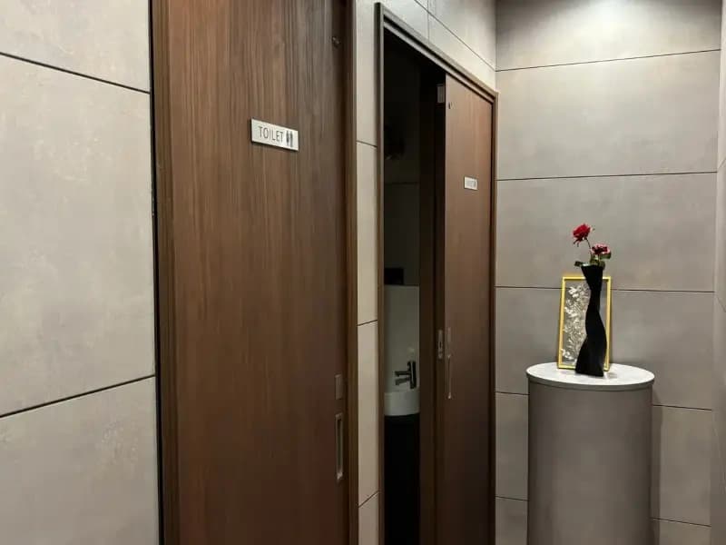 洗練されたモダンデザインの店内