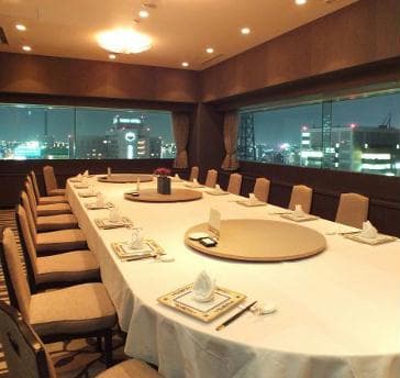 『暁 AKATSUKI』大きな二つの窓から眺望が広がる角部屋です。20名様ぐらいから最大40名様のお集まりにご利用いただけます。※レイアウトはご相談ください。