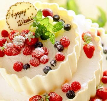 しっとりとしたスポンジケーキに、人気の苺など色とりどりのフルーツをトッピングしたウエディングケーキ。