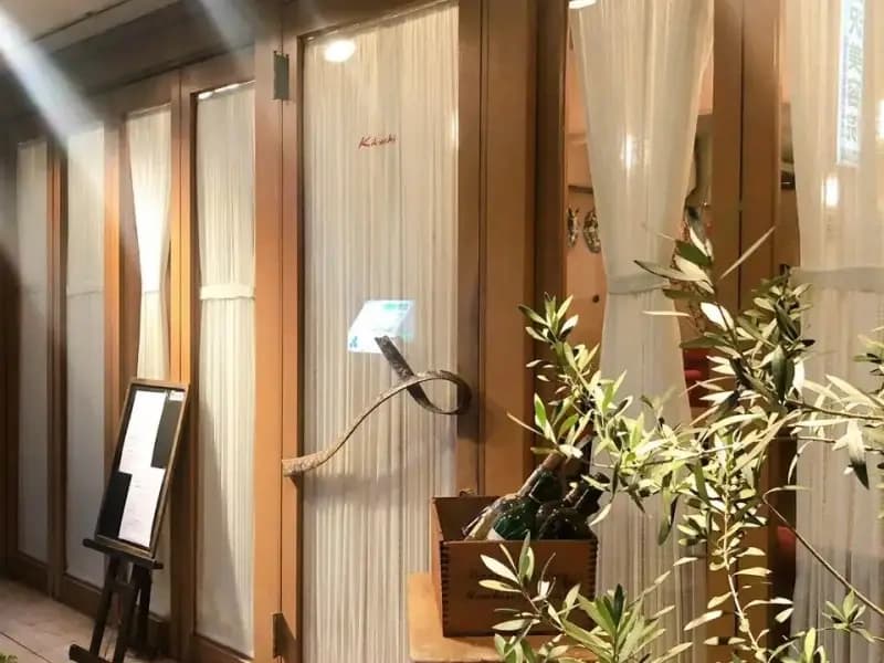 ガラス張りのおしゃれなエントランス