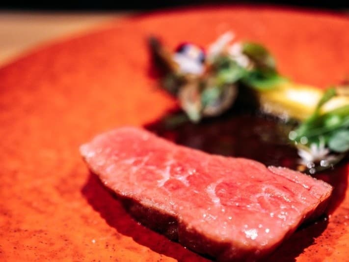 素材本来の旨味を閉じ込めたメインのお肉料理