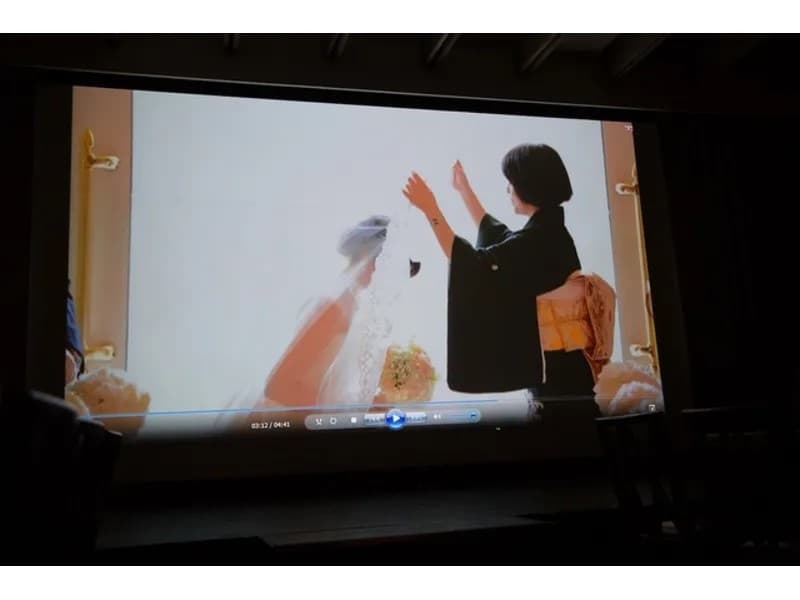 200インチのスクリーンで大迫力の演出をお楽しみください。