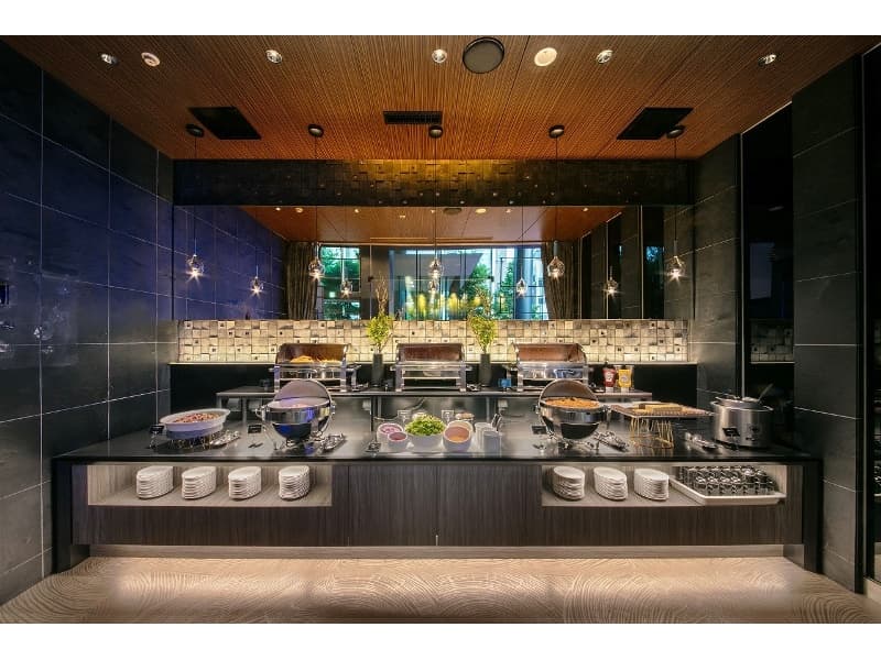 ビュッフェ料理付き会場貸切プランお一人様5,000円～ 音響設、プロジェクターなどパーティ設備は無料でご利用いただけます。※プラン料金に含む