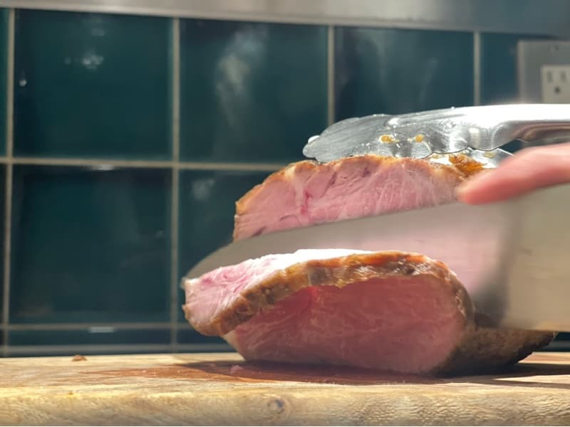自慢の「ローストポーク」は店内自家製。しっとりと旨味のある「記憶に残る一品」です。