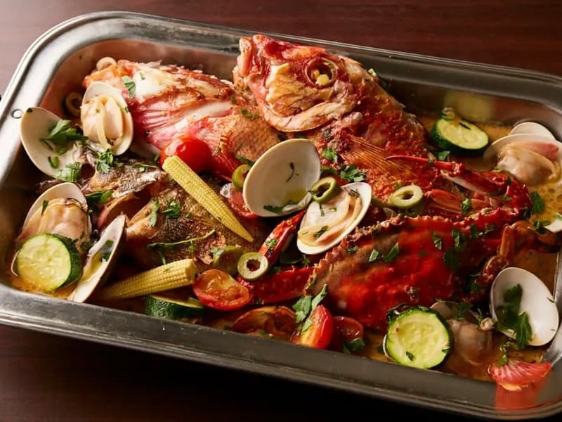 「VIVACE名物アクアパッツァ」は、魚介が主役のイタリア伝統料理。銚子港から毎日届く鯛やヒラメ、カニに蛤など、その時期一番おいしい海の幸を惜しみなく使い、上質なオリーブオイルと白ワイン、ハーブと野菜で仕上げています。魚介のエキスが溶け出したスープも絶品！