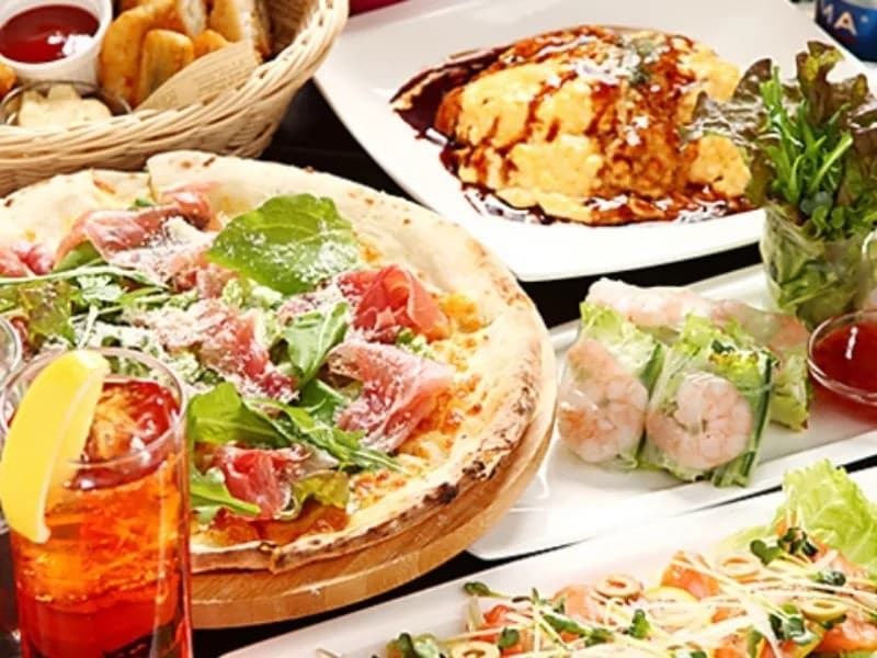 当店人気のピザは丁寧に生地をのばして作る本格派！生地は、ふんわりもちもち♪当店1番人気の『マルゲリータ』を始め、3種類ご用意！その他、定番のフライドポテトやパスタ、カクテルに合うチョコレートなど、様々なご利用シーンでもお使いいただけるよご準備しております！