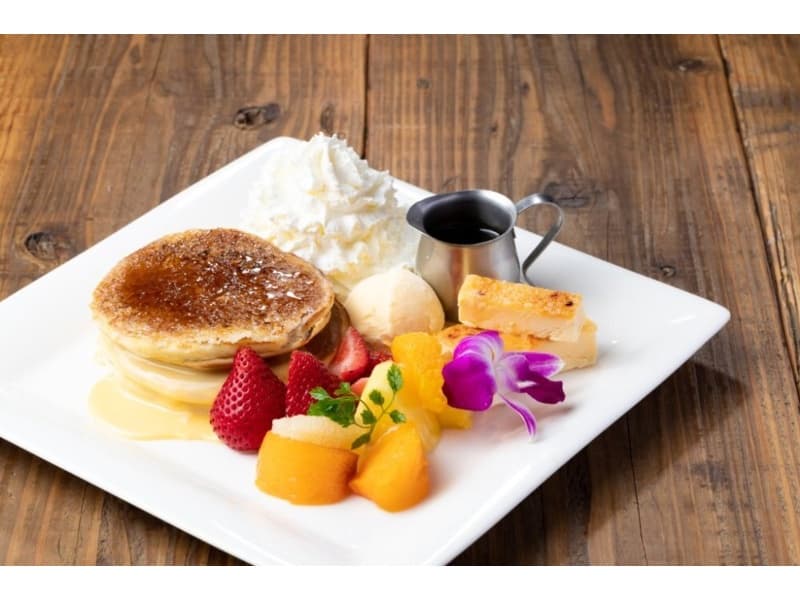 香ばしく焼き上げたブリュレパンケーキを自家製カタラーナ、たくさんの季節のフルーツとお召し上がりください。
