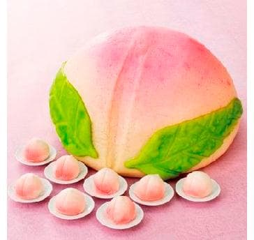 東天紅オリジナルの特製「桃まんじゅう」ケーキカットは披露宴で、2次会では「桃まんじゅう」カットが人気♪新郎新婦へはサプライズなんてのも♪